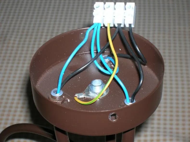 Jak podłączyć żyrandol bezpiecznie i uniknąć błędów w instalacji