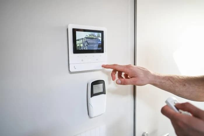 Jak działa domofon w bloku? Poznaj sekrety systemu kontroli