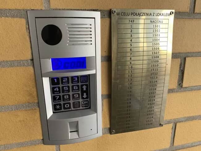 Jak otworzyć drzwi z domofonem bez klucza: 5 legalnych metod