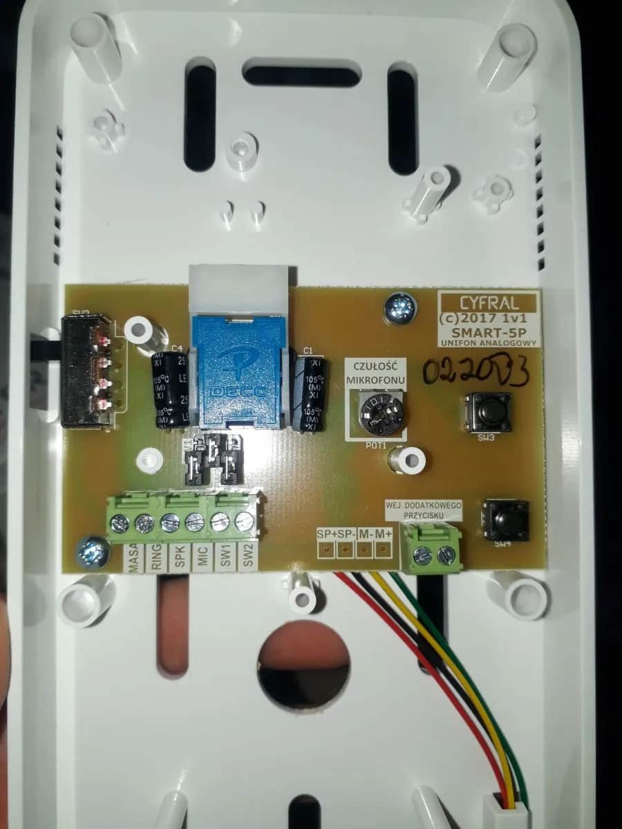 Jak podłączyć domofon Cyfral Smart 5P: Instrukcja krok po kroku