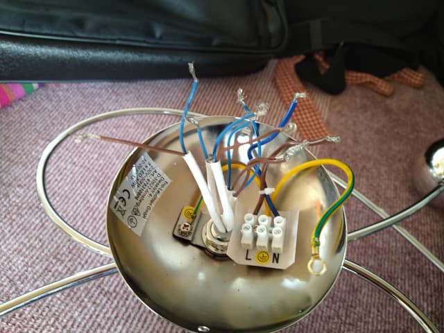 Jak przerobić żyrandol na dwa włączniki i uniknąć błędów w instalacji