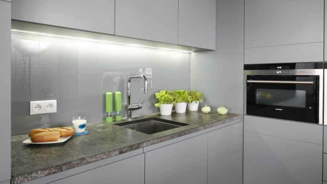Jakie oświetlenie do kuchni pod szafki? Wybierz najlepsze rozwiązania