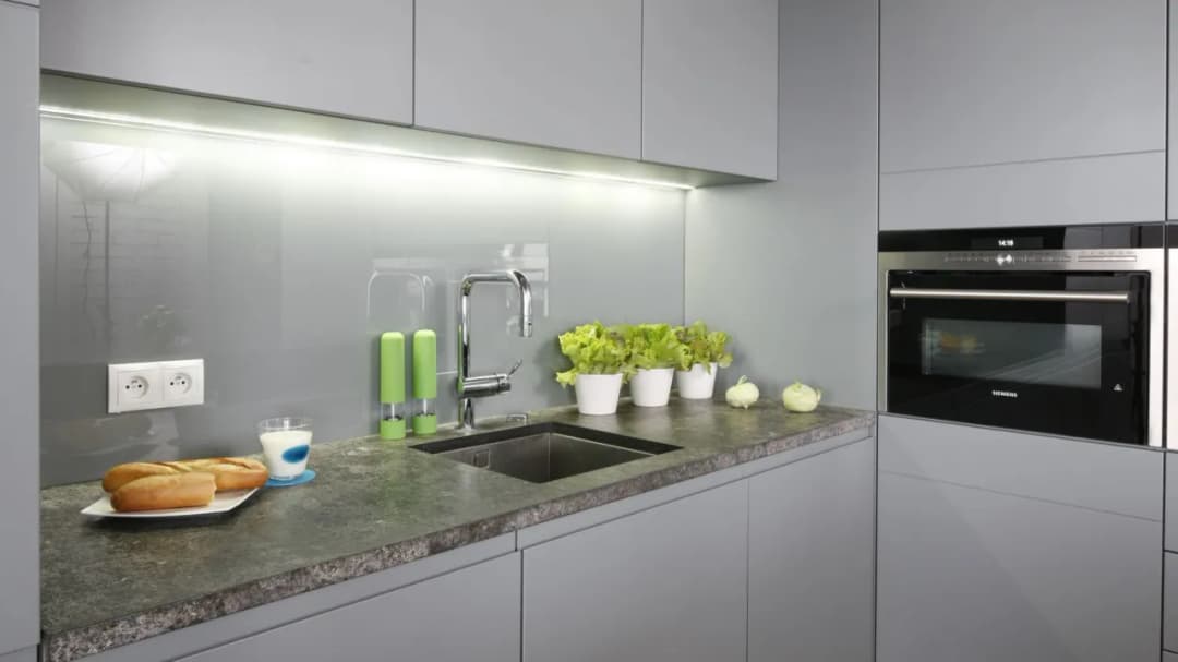 Jakie oświetlenie do kuchni pod szafki? Wybierz najlepsze rozwiązania