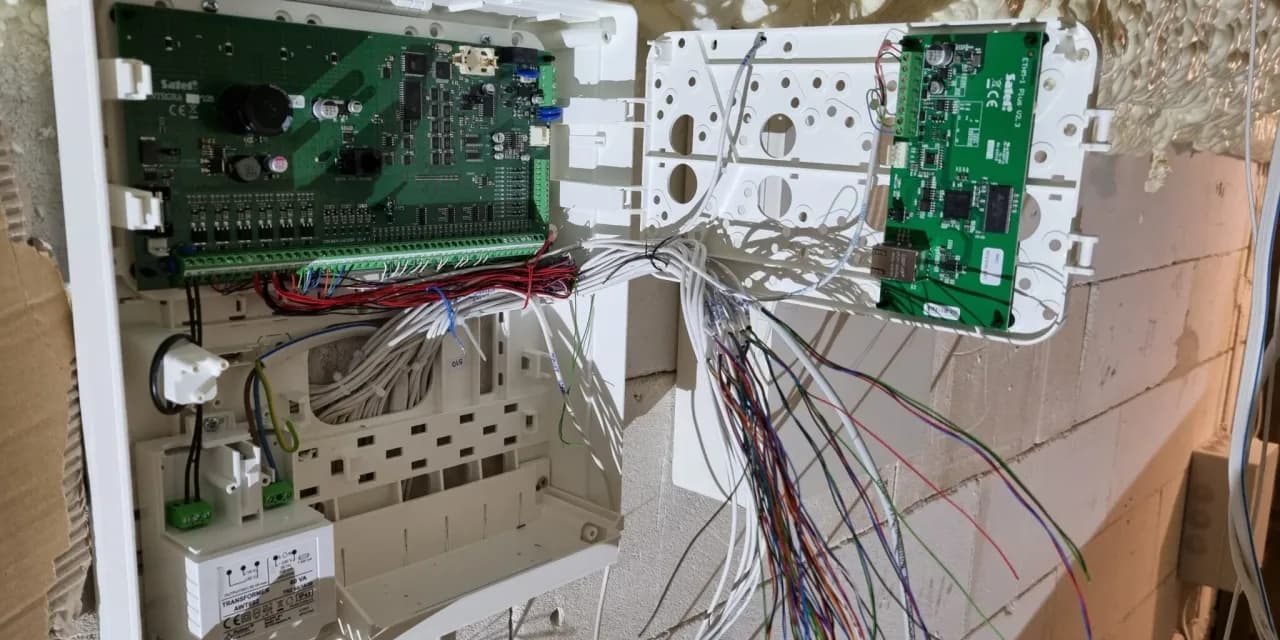 Jak podłączyć alarm w domu: uniknij najczęstszych błędów montażu