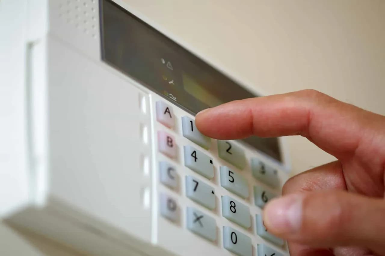 Jak uzbroić alarm w domu i uniknąć niebezpieczeństwa przed wyjściem