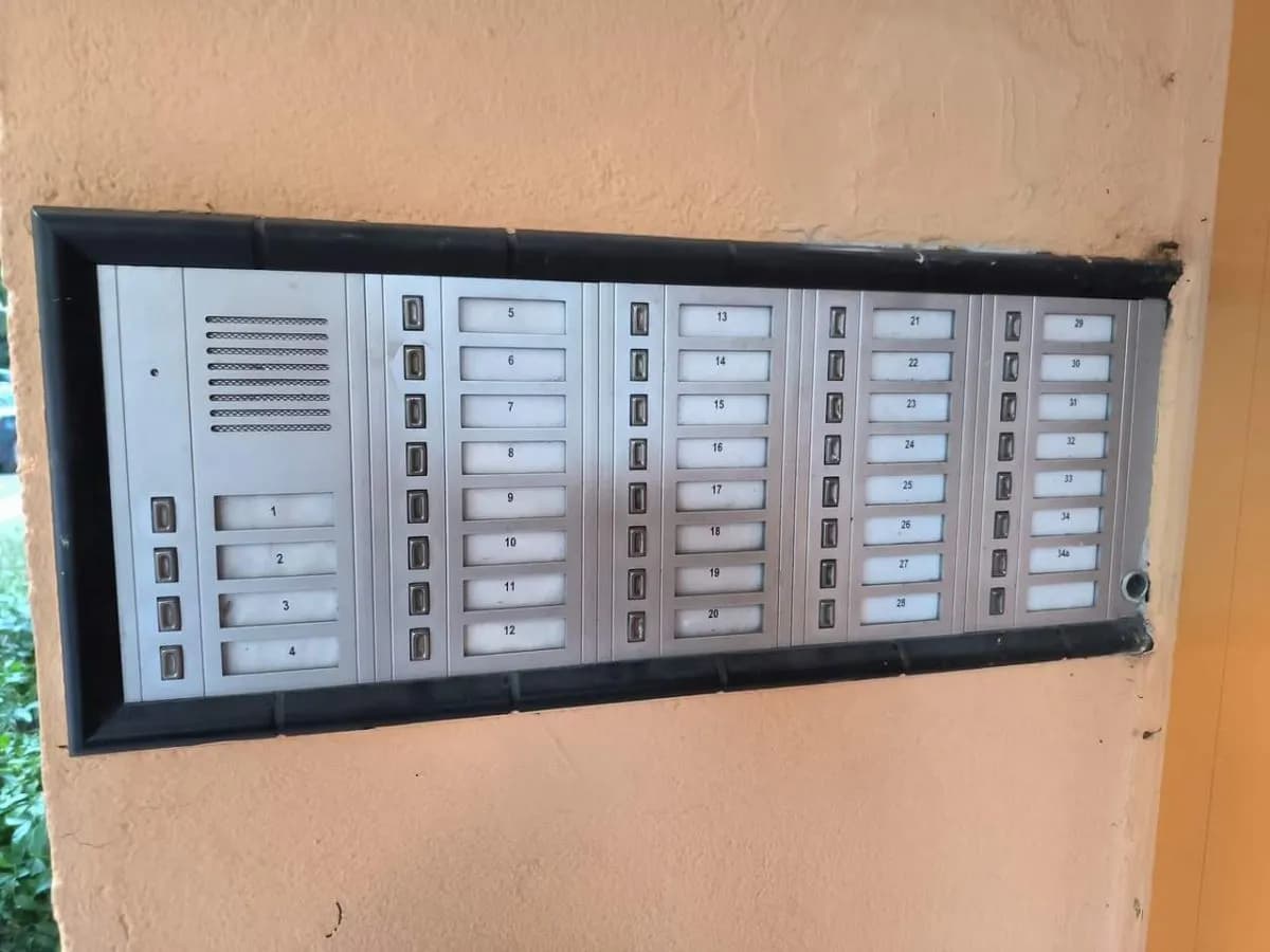 Jak otworzyć drzwi domofonem? 5 prostych kroków dla każdego