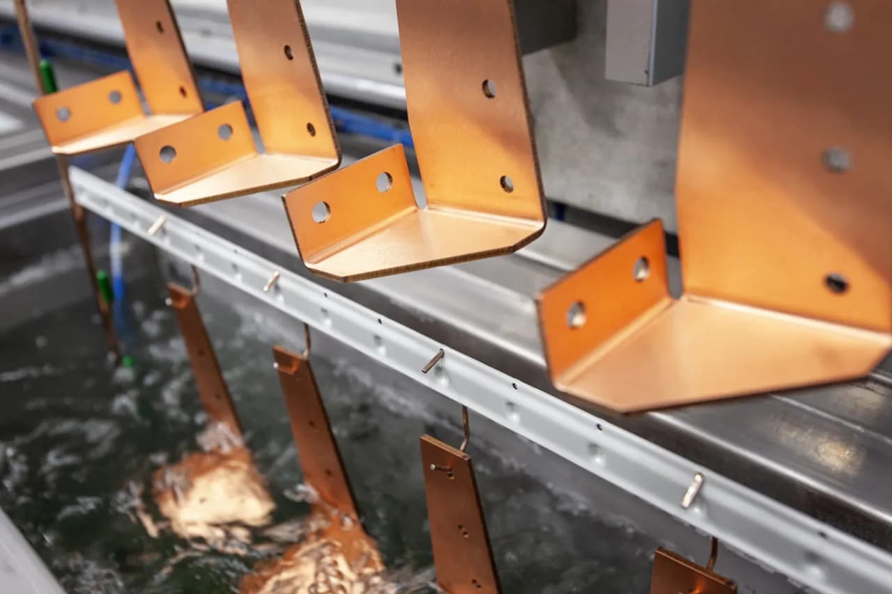 Czym pomalować rury miedziane, aby uniknąć problemów z korozją?