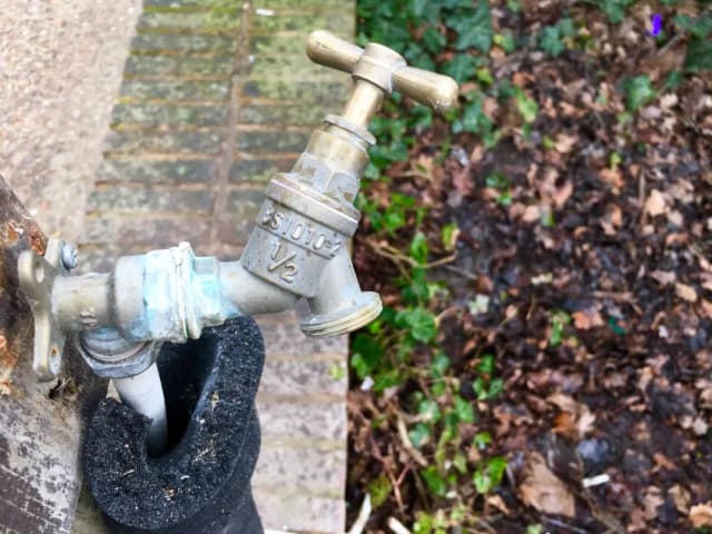 Jak rozkręcić kran: proste kroki, aby uniknąć kosztownych napraw