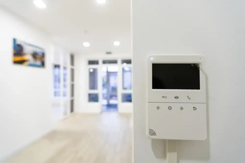 Alarm w domu czy warto? Odkryj korzyści i oszczędności z systemem