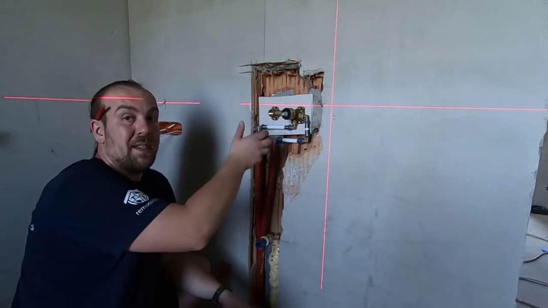 Jak zamontować kran w ścianie bez błędów i z zachowaniem bezpieczeństwa