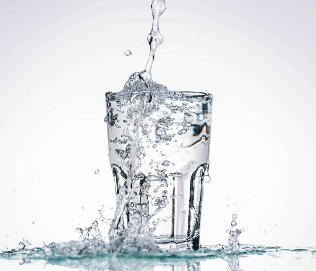 Woda z kranu czy z butelki: co jest zdrowsze i tańsze?