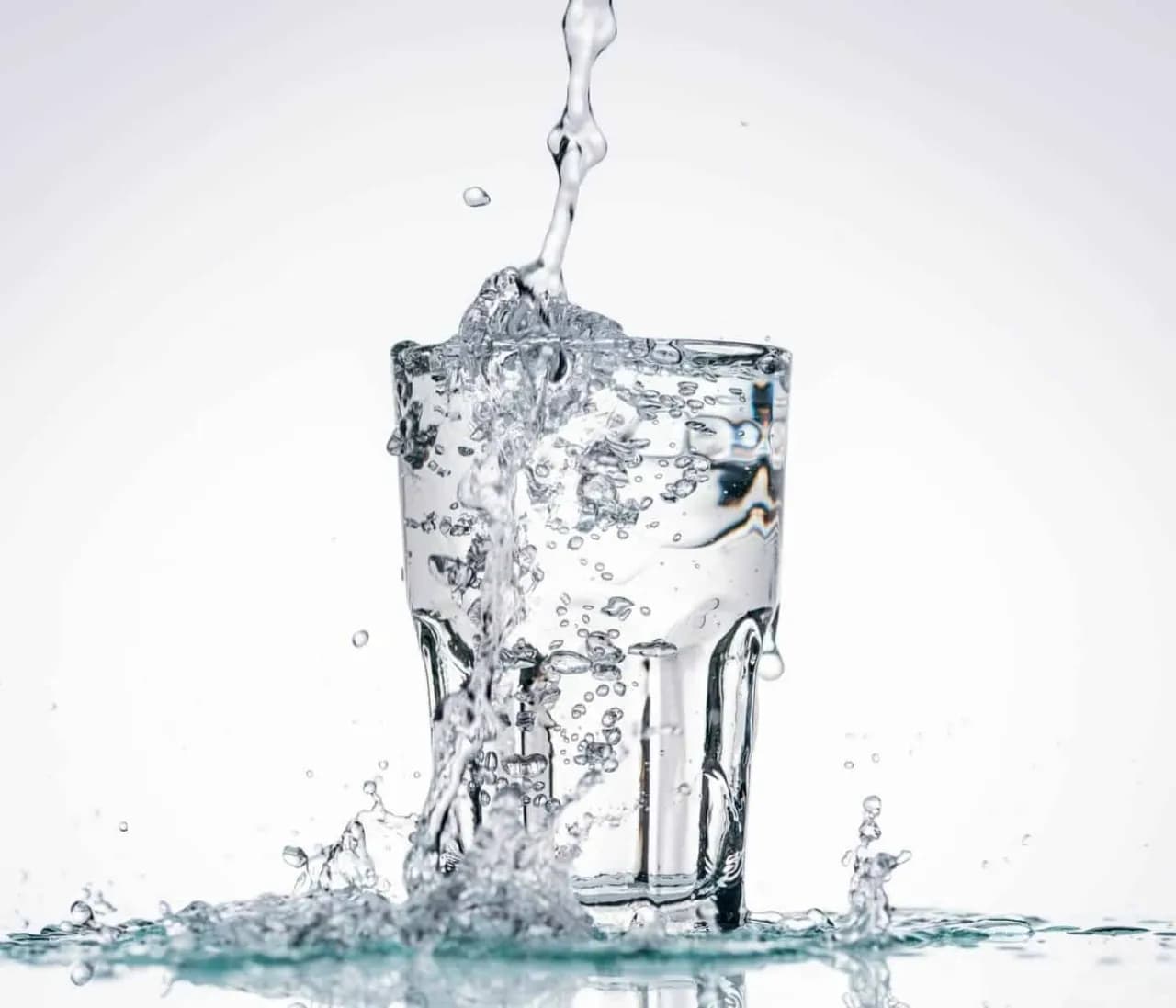 Woda z kranu czy z butelki: co jest zdrowsze i tańsze?