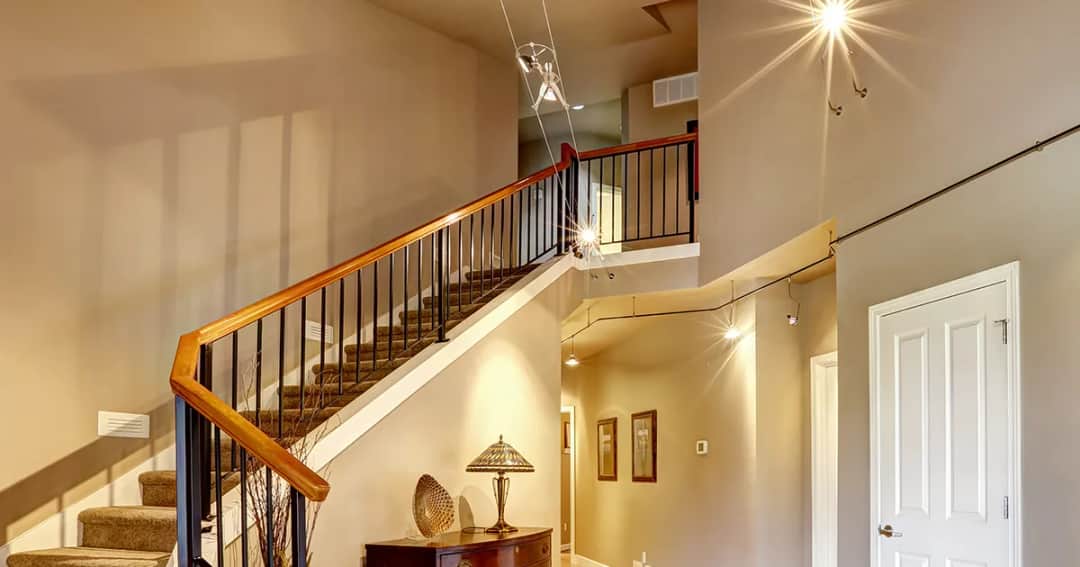 Jakie oświetlenie na klatkę schodową zapewni bezpieczeństwo i styl