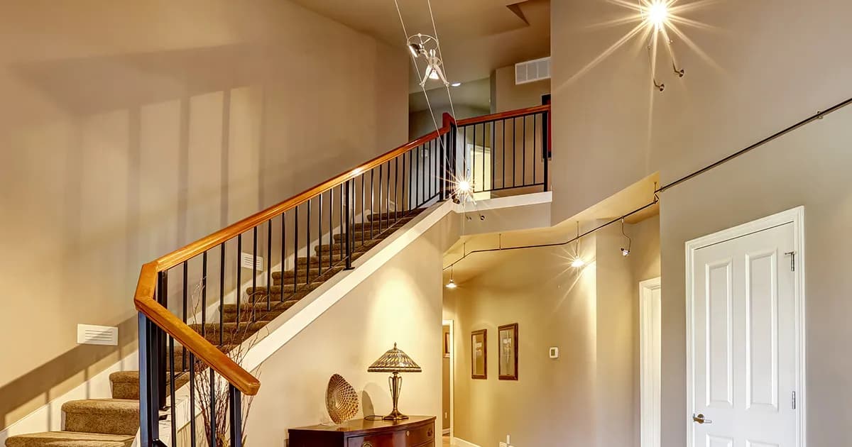 Jakie oświetlenie na klatkę schodową zapewni bezpieczeństwo i styl