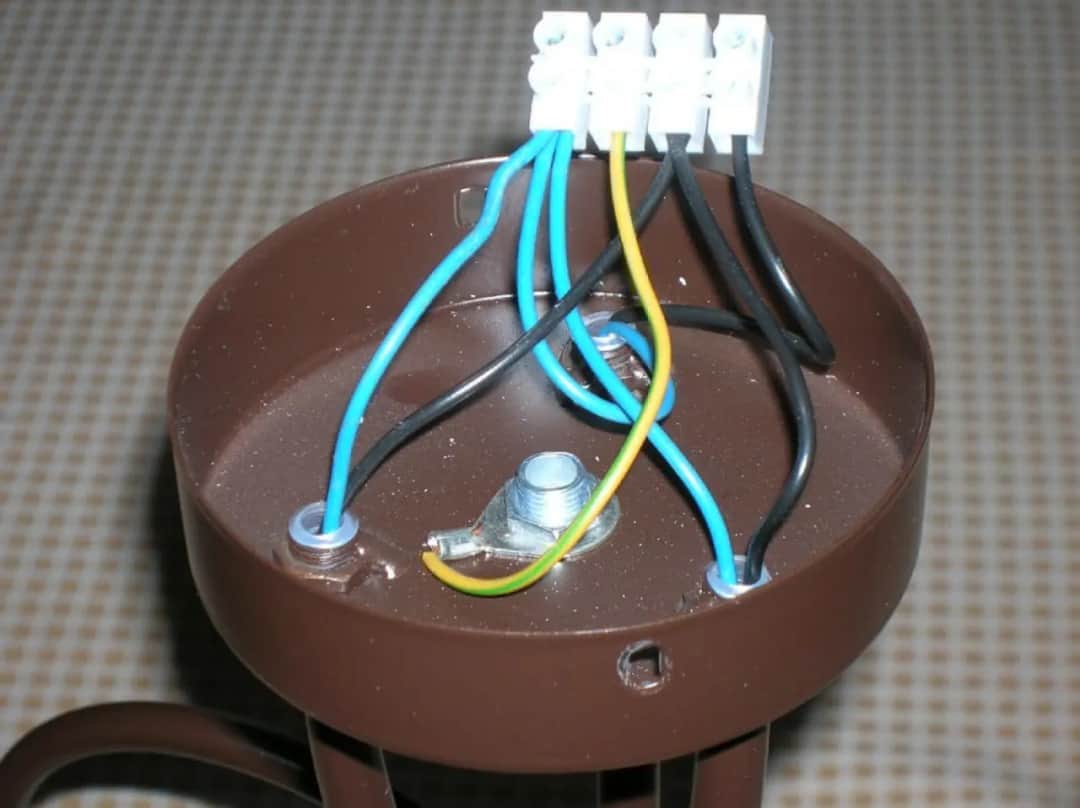 Jak podłączyć nowy żyrandol do starej instalacji bez ryzyka błędów