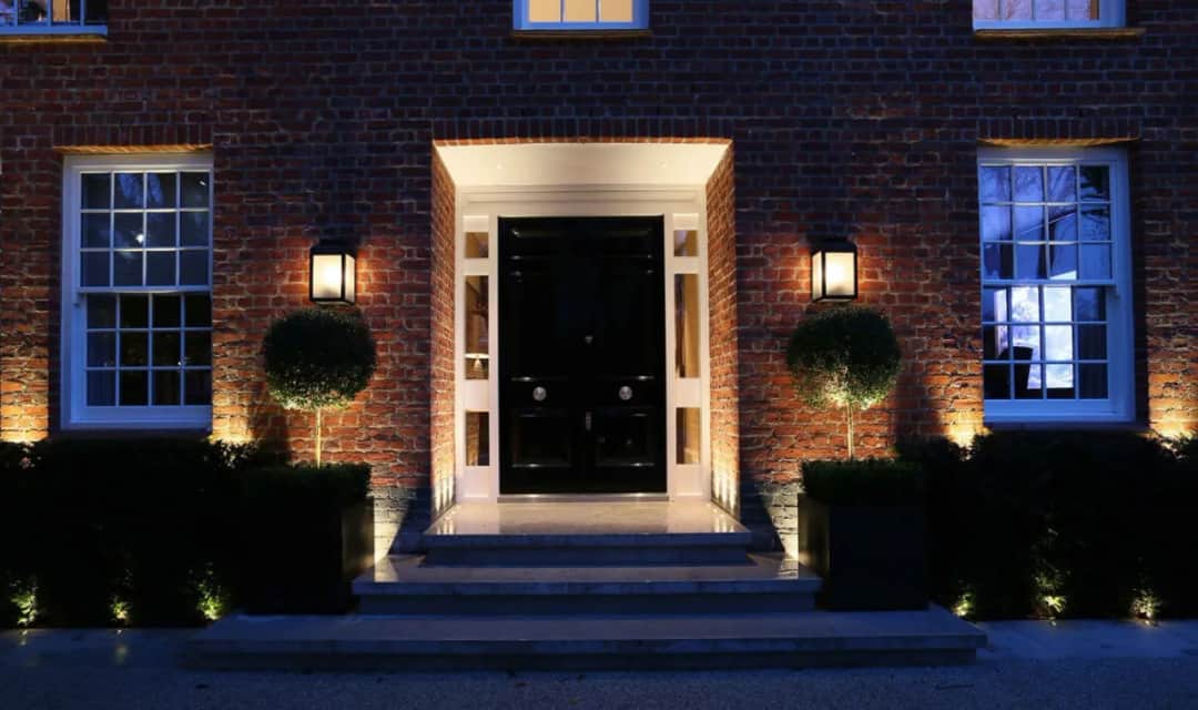 Jakie oświetlenie przed wejściem do domu wybrać, by uniknąć błędów?