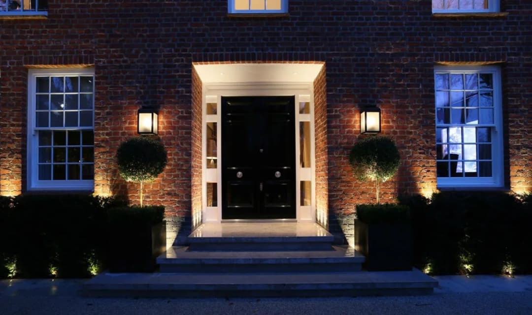 Jakie oświetlenie przed wejściem do domu wybrać, by uniknąć błędów?