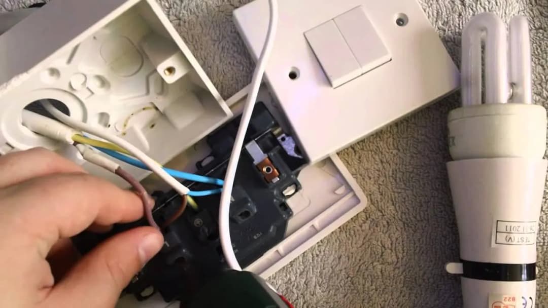 Jak podłączyć oświetlenie z gniazdka i uniknąć niebezpieczeństw