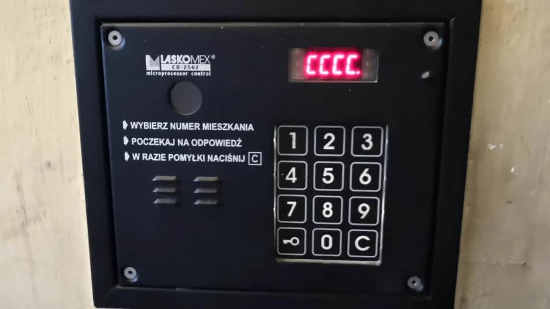 Jak zmienić kod domofonu: 7 prostych kroków dla każdego