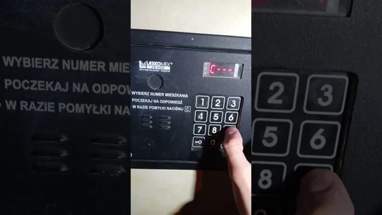 Kod listonosza do domofonu - prawda i mity o dostępie kurierów