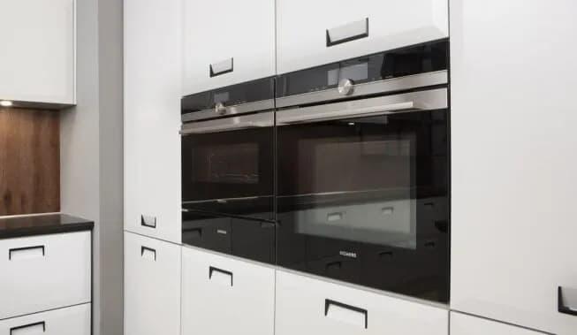 Jak czyścić szafki kuchenne, aby uniknąć zniszczeń i plam