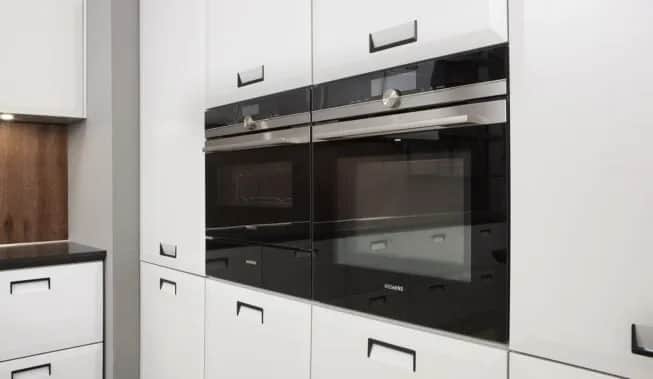 Jak czyścić szafki kuchenne, aby uniknąć zniszczeń i plam