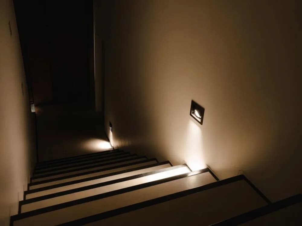 Jak podłączyć oświetlenie schodowe z czujnikiem ruchu, aby uniknąć problemów