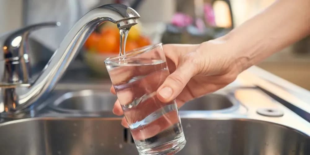 Jak sprawdzić jakość wody w kranie i uniknąć zagrożeń zdrowotnych
