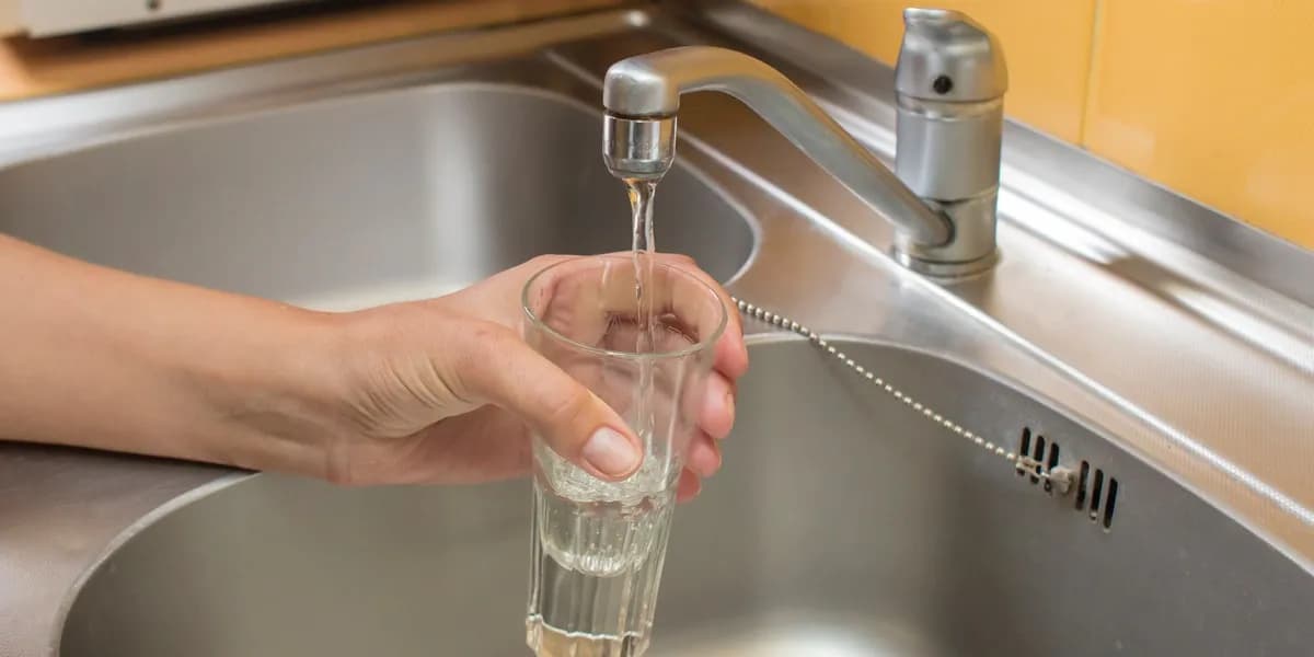 Czy można pić wodę z kranu w Poznaniu? Bezpieczne fakty i mity