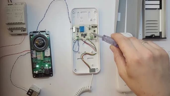 Jak podłączyć domofon 5-żyłowy: 8 kroków do bezpiecznej instalacji