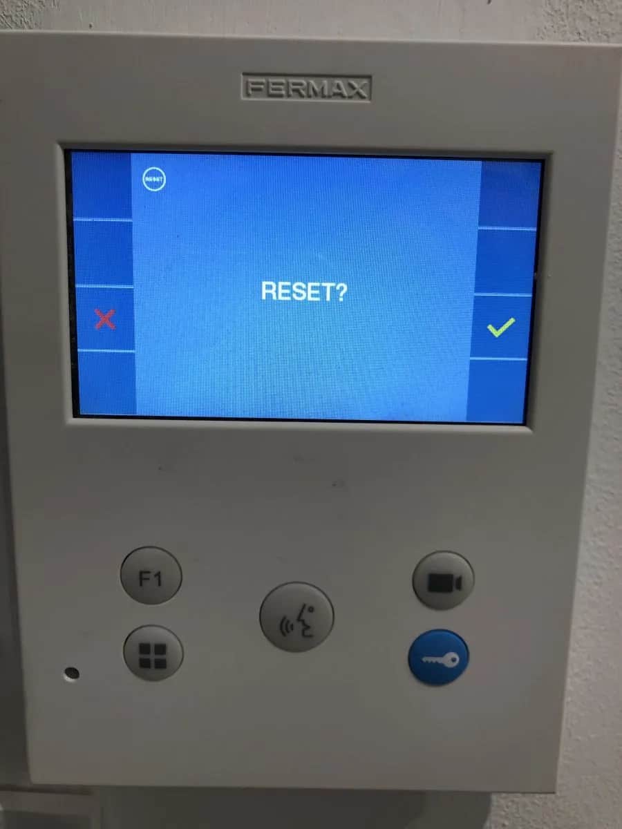 Jak wpisać kod do domofonu Fermax: Prosty poradnik krok po kroku