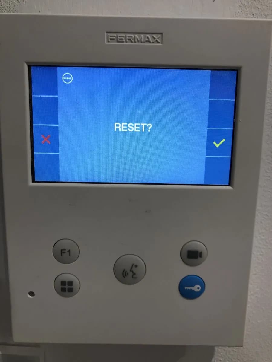 Jak wpisać kod do domofonu Fermax: Prosty poradnik krok po kroku