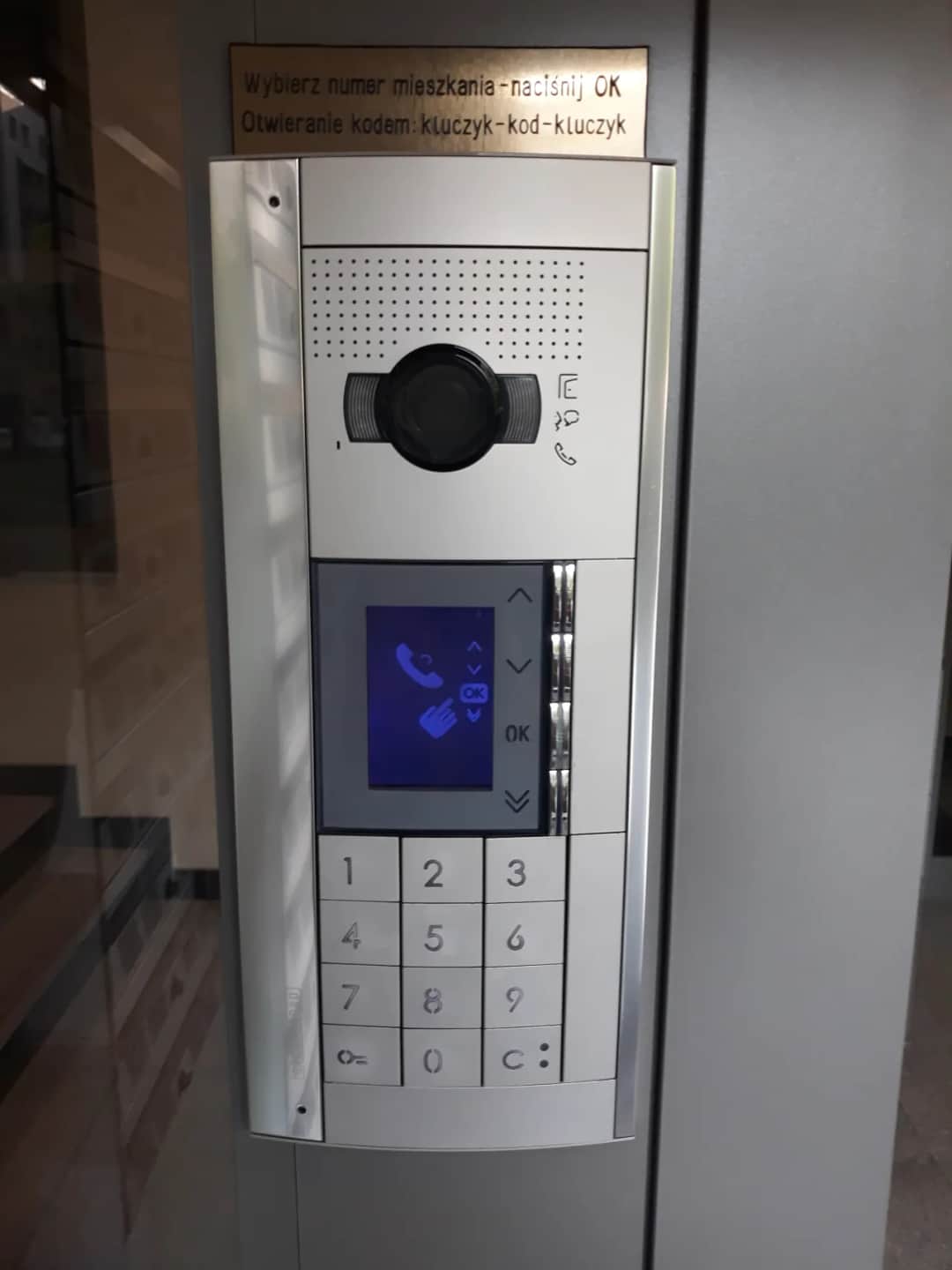 Ile kosztuje zmiana kodu w domofonie? Ceny i porady 2023