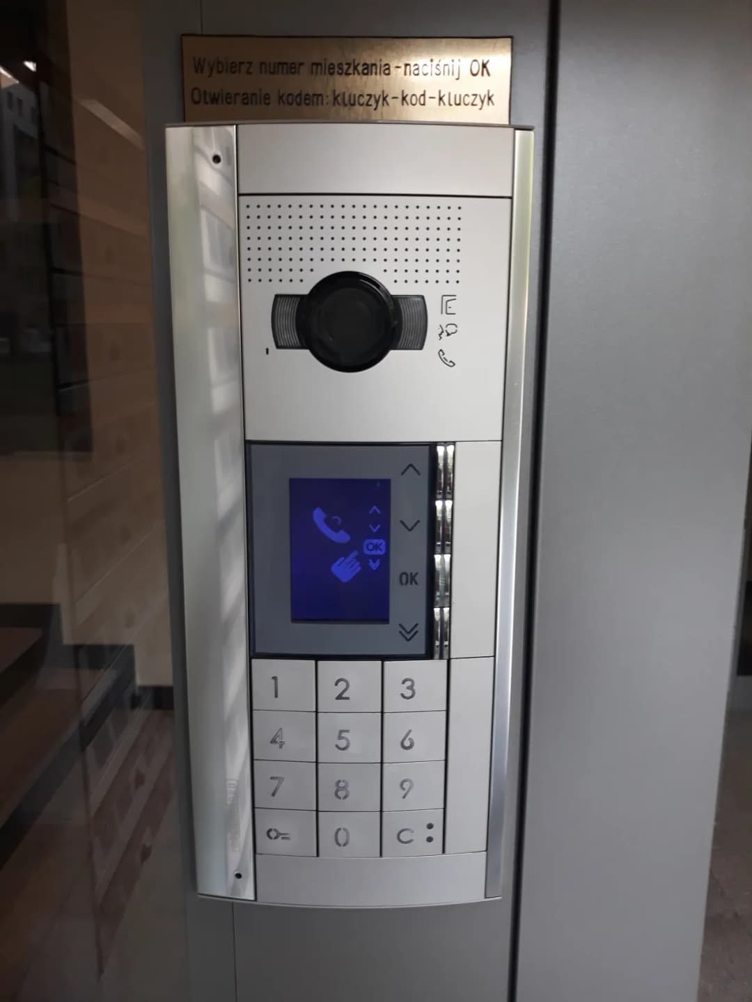 Ile kosztuje zmiana kodu w domofonie? Ceny i porady 2023